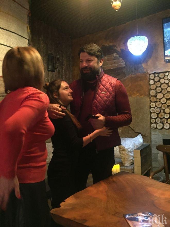 150 души дойдоха да си вземат диск и автограф от Тони Стораро (СНИМКИ)