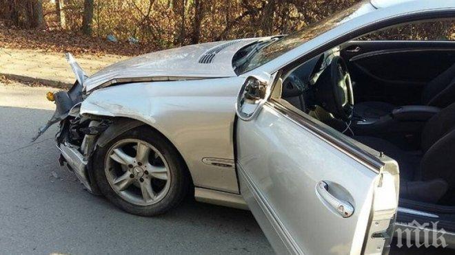 ЛУД ЕКШЪН В КЮСТЕНДИЛ! Наркодилъри блъскат полицейска кола, арестуват ги 