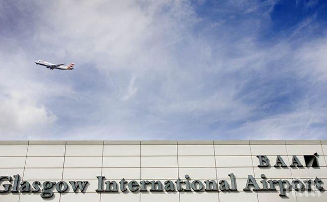Инцидент между самолет и автомобил от поддръжката блокира летището в Глазгоу за няколко часа