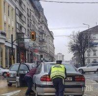 ЗА ПРИМЕР! Пътен полицай помогна на закъсал шофьор на жълтите павета (СНИМКИ)