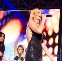 КОФТИ НОМЕР! Анелия лъсна по дупе на чалга концерта в Пловдив (СНИМКИ)