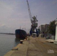 ИЗВЪНРЕДНО! Труп на пристанището в Бургас! Работник с фирмено яке се е удавил