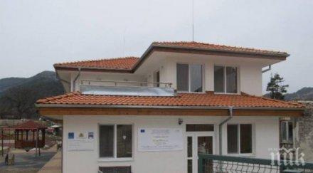 момче души приятел припадък преби лопата възпитателка