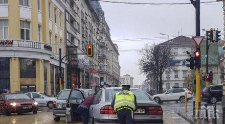 пример пътен полицай помогна закъсал шофьор жълтите павета снимки
