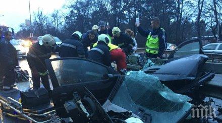 първо пик пожарникари режат минути колата телевизонната кула шофьорът бере душа трафикът жесток страховито видео