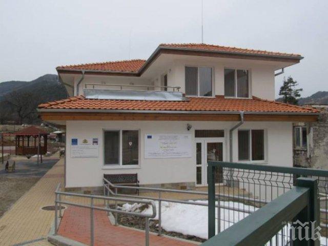 Момче души приятел до припадък, преби с лопата възпитателка