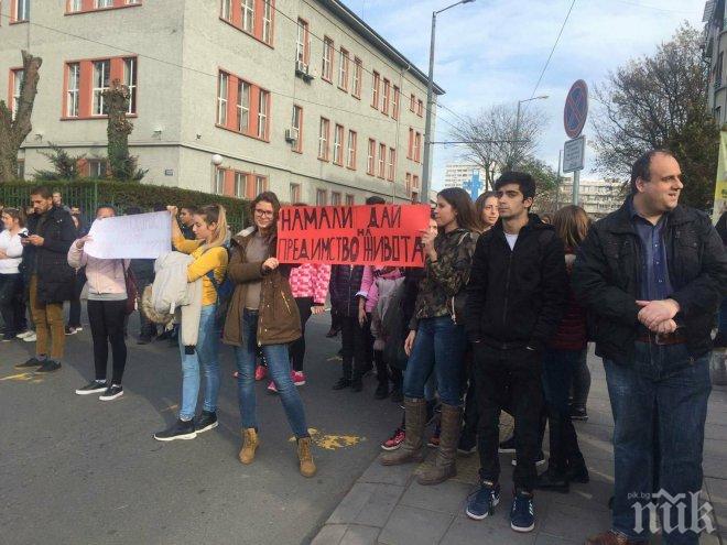 ПОЧИТ! Съучениците на загиналия Костадин блокираха булевард в Бургас в негова памет  (СНИМКИ/ВИДЕО)