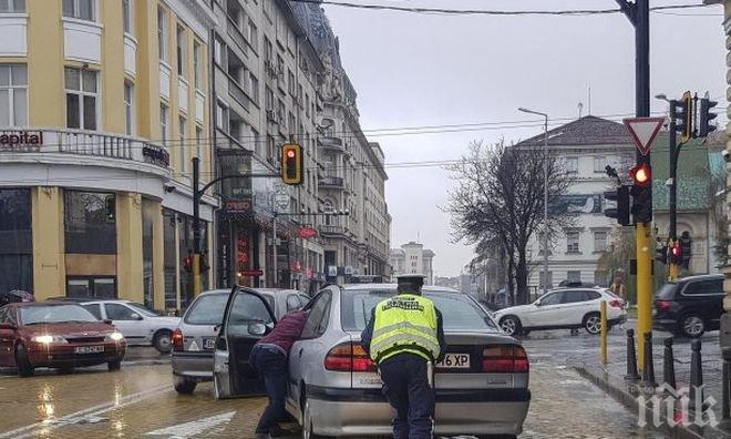 ЗА ПРИМЕР! Пътен полицай помогна на закъсал шофьор на жълтите павета (СНИМКИ)