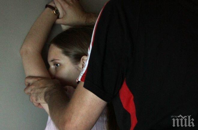 ИЗВЕРГ! Военен блудствал с момиченцата на своя съсед