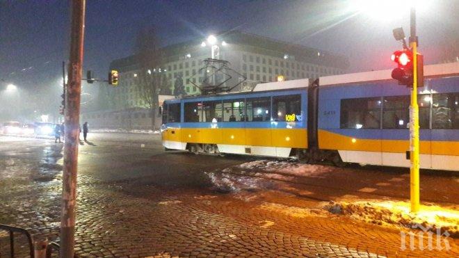 ПЪРВО В ПИК! Трамвай аварира пред Пирогов (ОБНОВЕНА/СНИМКИ)