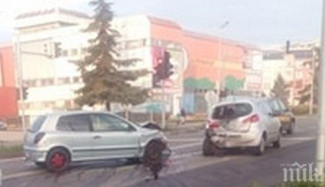 Тежка верижна катастрофа затапи движението в Меден рудник в Бургас (СНИМКИ)