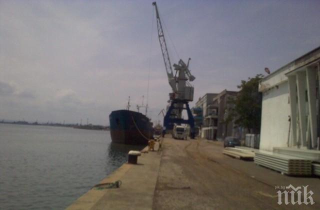 ИЗВЪНРЕДНО! Труп на пристанището в Бургас! Работник с фирмено яке се е удавил