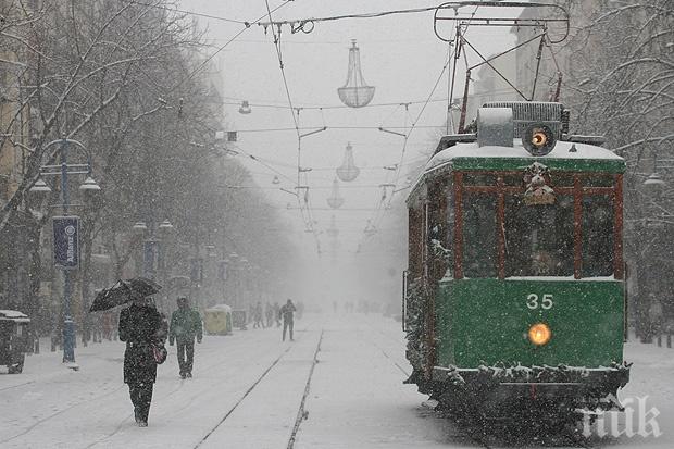 Снегът промени маршрута на трамваите