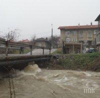 ОТ ПОСЛЕДНИТЕ МИНУТИ! Реката в Мало Бучино преля, наложи се евакуация