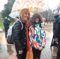 Омбудсманът Мая Манолова тича с раница в подкрепа на протеста срещу тежките ученически чанти (СНИМКИ)