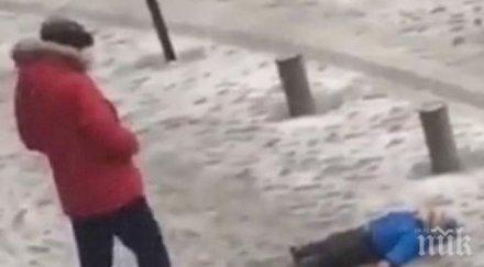 шок баща рита корема детето улицата видео