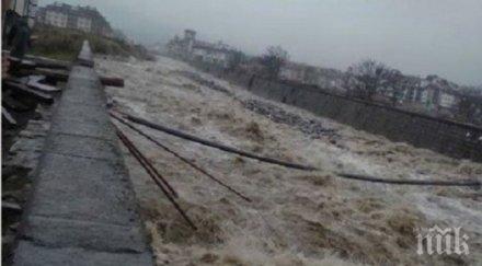 укрепват дигата река глазне