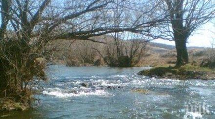 река ботуня повиши нивото заля дворове криводол снимка