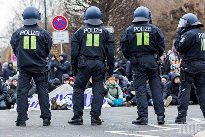 Няколко ранени след сблъсъци между полиция и протестиращи срещу Алтернатива за Германия в Хановер