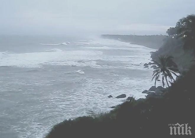 Най-малко 14 загинали заради циклона „Окхи“ край югозападното крайбрежие на Индия (ВИДЕО)