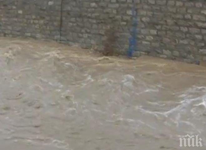 Опасно! Нивото на реките Дивотинска, Струма и Места се е повишило рязко