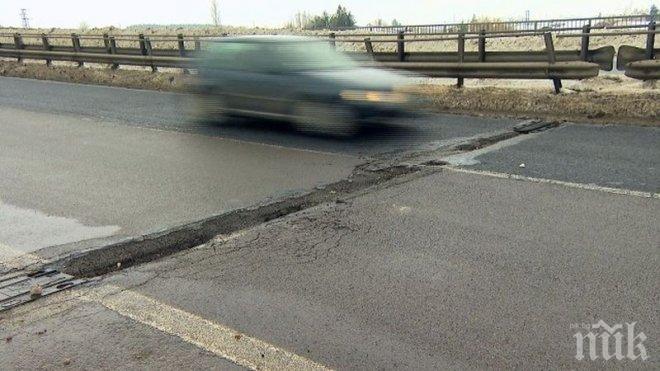 МНОГО ВАЖНО! Фатална дупка зейна на „Тракия“, има пострадали шофьори! Всичко се случва на 13-ти километър