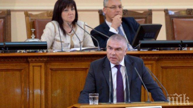 САМО В ПИК И РЕТРО! Марешки имитира от видео Главчев в парламента - лидерът на „Воля” зубри правилника, за да го пускат да води заседания
