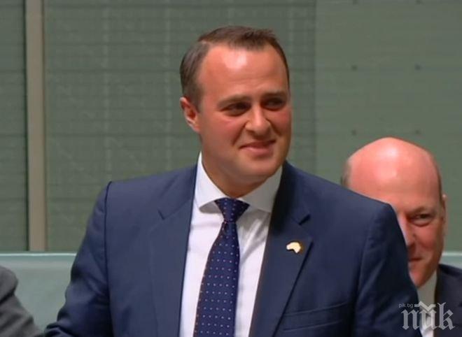 Австралийски депутат гей предложи брак на любимия си в парламента (ВИДЕО)