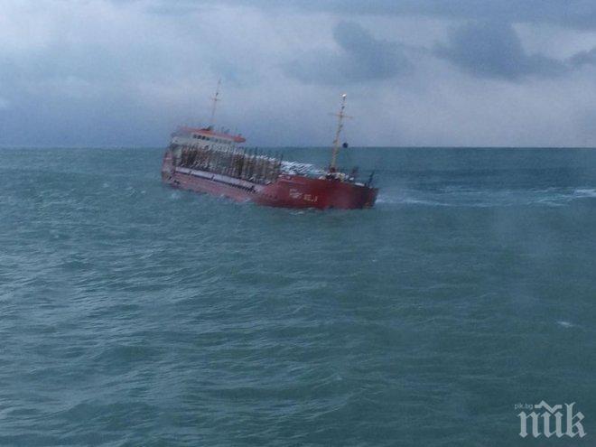 Товарен кораб потъна край бреговете на Китай, трима са безследно изчезнали