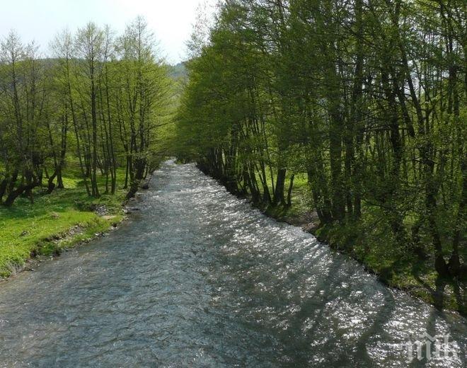 След дъжовете! Противопожарни екипи отводняват къщи в кюстендилското село Ваксево