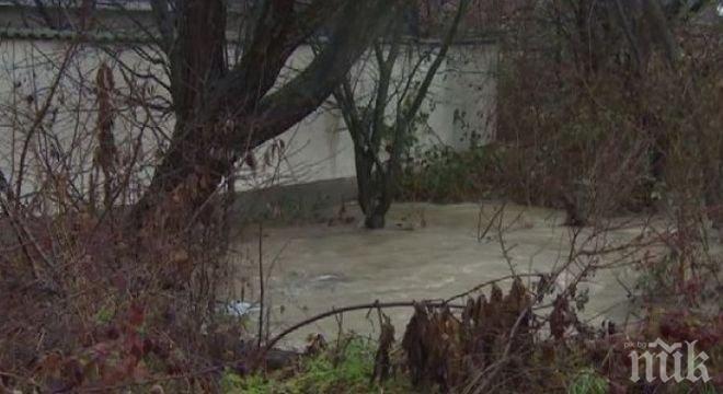 Бедствие! Село Гърляно е без ток, паднали са два електрически стълба