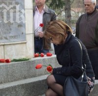 Депутатски десант пред Войнишкия паметник в Разград