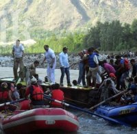 30 загинали при паднал в река автобус в Индия 