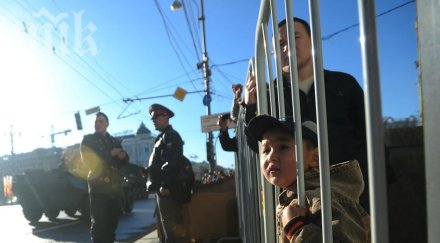 хил военни маршируват парада победата москва