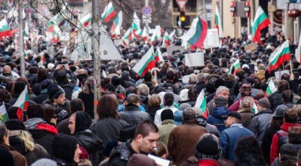 ройтерс протестиращи плашат гняв насилие герб спечели изборите