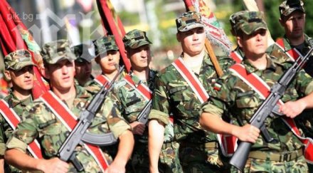 500 военни маршируват парада деня храбростта