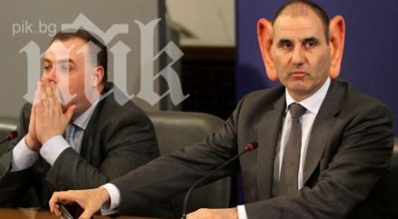 връчват цветанов награда паметник ушите