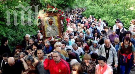 стотици понесоха чудотворната икона бачковския манастир