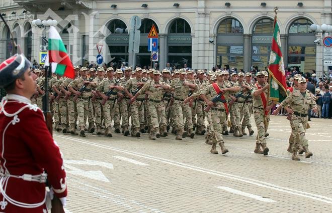 Военният парад в чест на храбростта започна