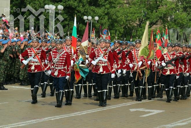 Президентът и премиерът почетоха бойните знамена