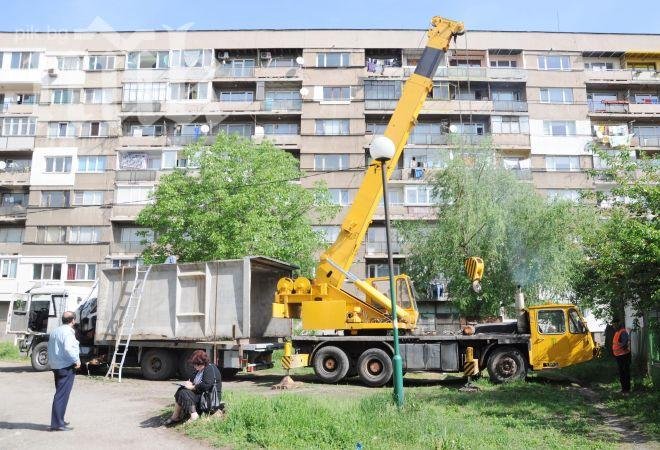 С кран махат незаконни гаражи из София