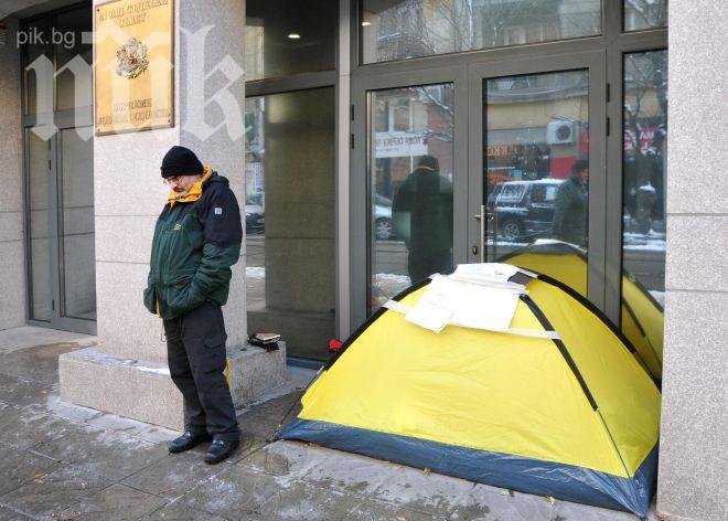 Борец срещу монопола на Топлофикация протестира пред ВСС