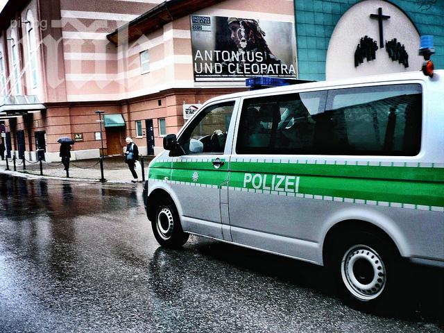 Германската полиция спря контрабандата на 11 кутрета от България