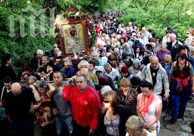 Стотици понесоха чудотворната икона на Бачковския манастир 
