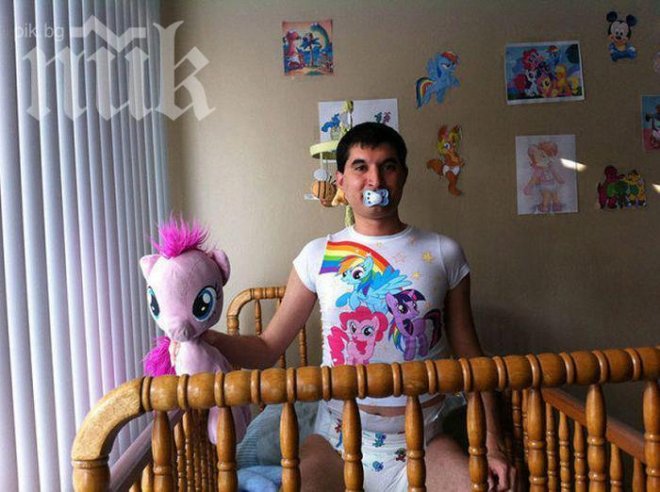 Булка с голи гърди си е взел двойник на скандалния Доброслав от ГЕРБ (Снимки)