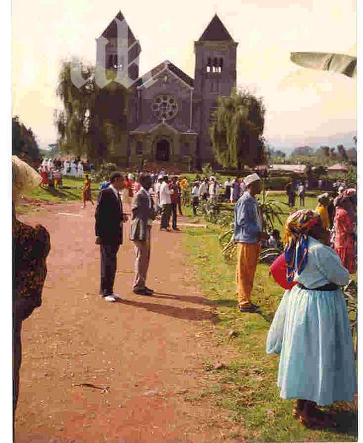 Трима загинали при взрив в католически храм в Танзания