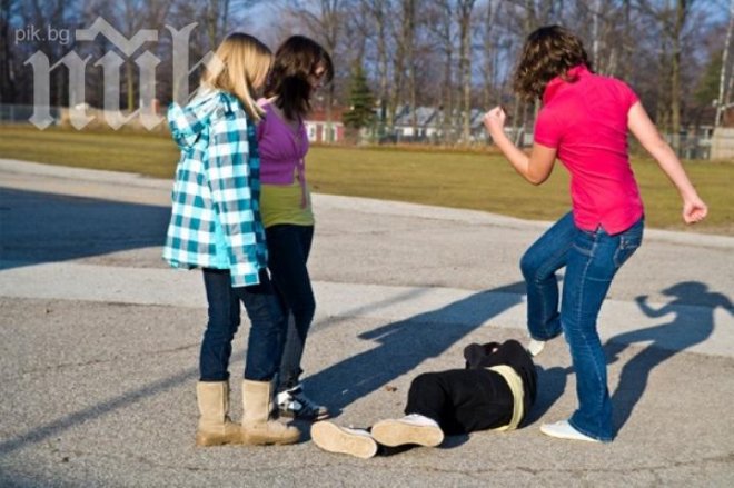 Ученичка се бори за живота си след меле 