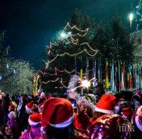 С празнична заря запалиха в Казанлък коледната елха