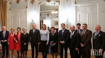 смайващ тренд генерал деси пусна жилетка официално рандеву франция държи ръчичка държавния глава снимка