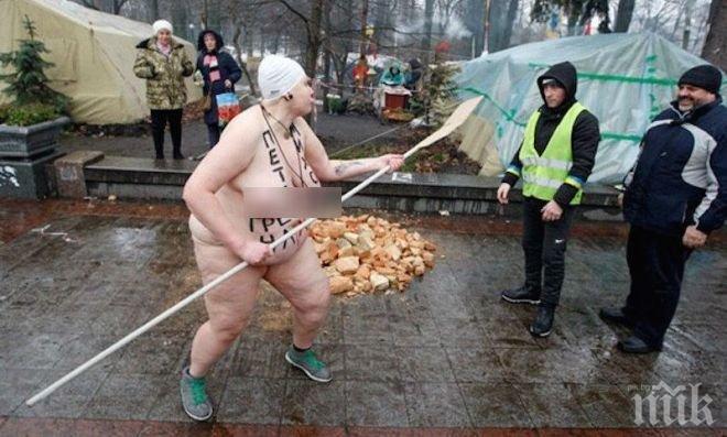 XXL: Огромна гола активистка на ФЕМЕН погна с гребло привърженици на Порошенко (СНИМКИ 18+)
